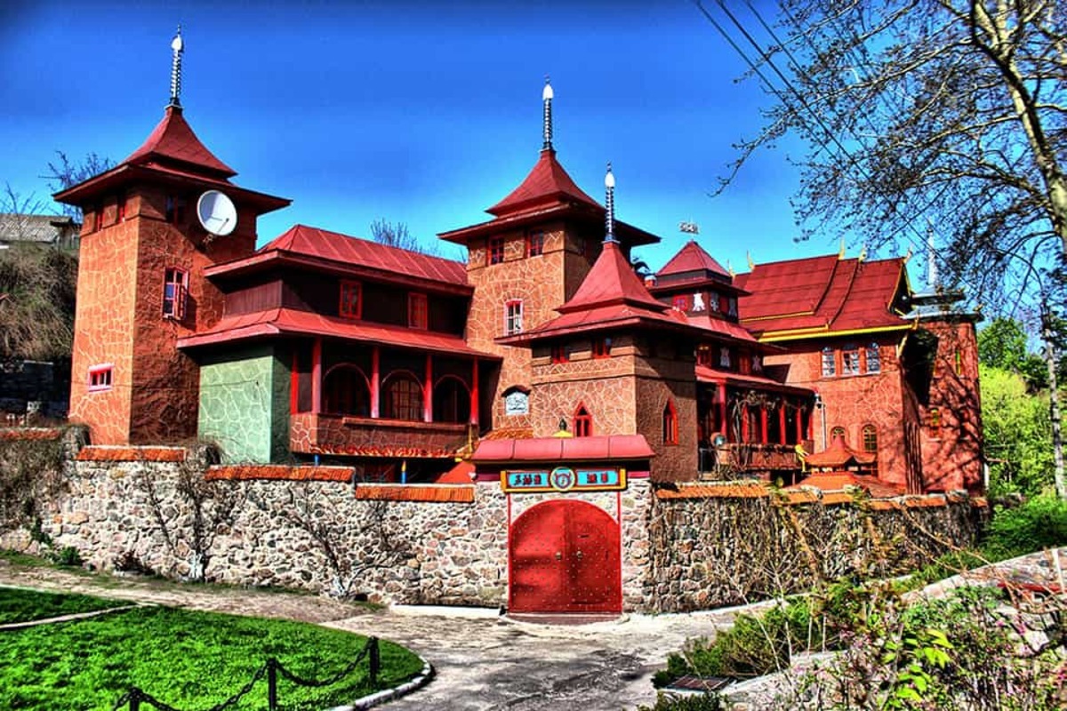 ТАЄМНИЦІ СХОДУ ТА ТРОПІЧНІ ЧЕРКАСИ